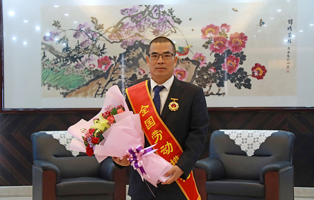 必一运动股份董事长温志芬荣获“全国劳动圭表”称号
