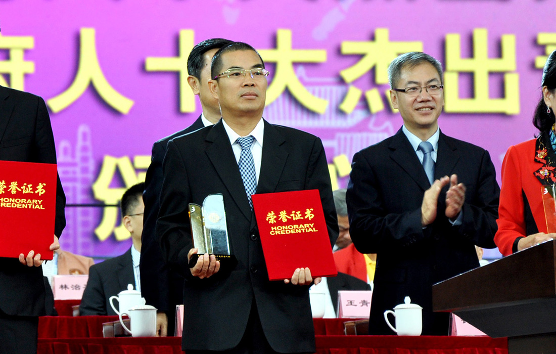 必一运动股份董事长温志芬荣获世界广府人“十大卓越人物”称号